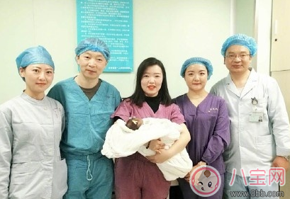 女醫生跪姿守護患嬰做手術怎么回事 云南女醫生楊婧瑩個人資料照片