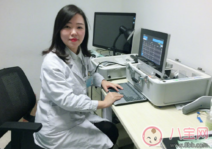 女醫生跪姿守護患嬰做手術怎么回事 云南女醫生楊婧瑩個人資料照片