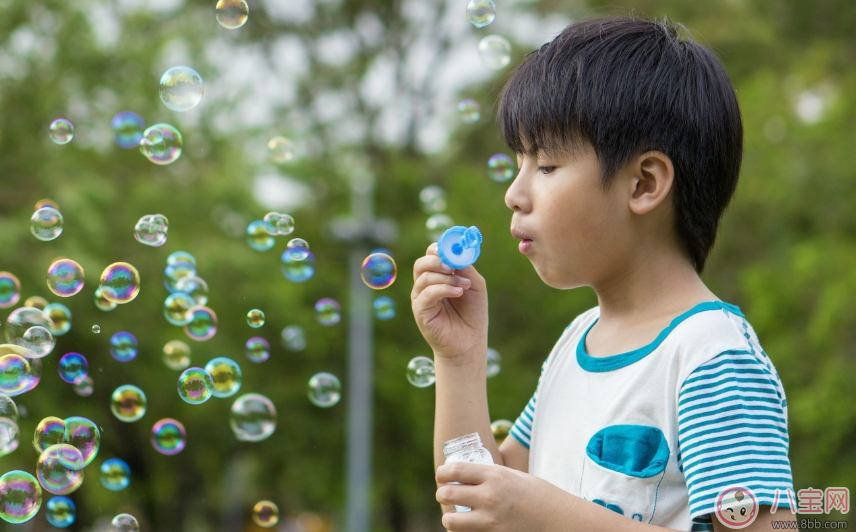 怎么培養愛看書的孩子的交際能力 孩子愛看書怎么培養