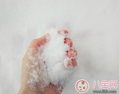 帶孩子玩雪發朋友圈句子 寶寶第一次玩雪的心情說說 帶孩子玩雪發朋友圈句子 寶寶第一次玩雪的心情說說