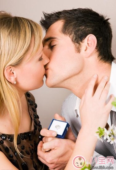 怎樣讓第一次性愛感到愉快 第一次和女朋友做愛是什么體驗 怎樣讓第一次性愛感到愉快 第一次和女朋友做愛是什么體驗