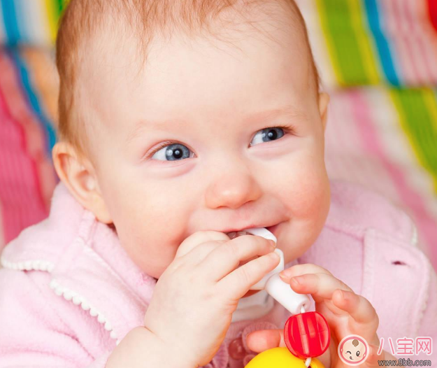 小孩什么時候應(yīng)該長牙 寶寶長牙會有哪些不適