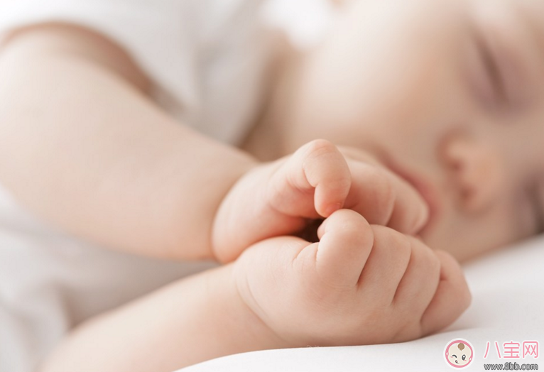 寶寶睡覺老是一抖一抖怎么辦 寶寶睡覺時突然抖動怎么回事