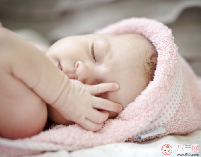 寶寶睡覺老是一抖一抖怎么辦 寶寶睡覺時突然抖動怎么回事