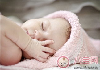 新生兒睡覺哼哼唧唧正常嗎 寶寶睡覺哼哼唧唧怎么辦