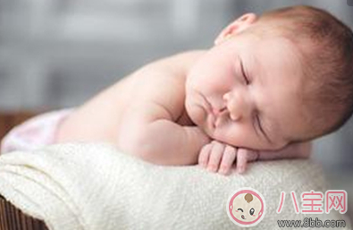 新生兒睡覺哼哼唧唧正常嗎 寶寶睡覺哼哼唧唧怎么辦