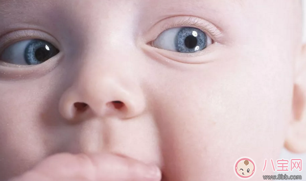 新生兒什么時候能看見東西 新生兒多久會認識媽媽