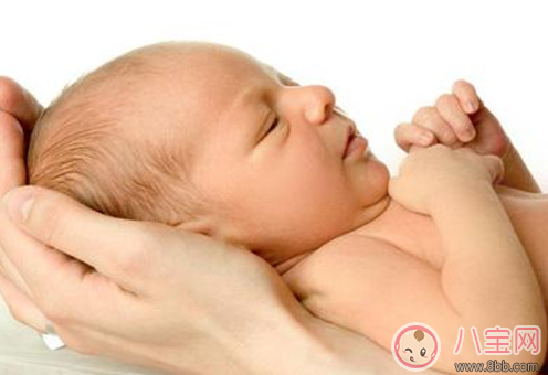 新生兒什么時候能看見東西 新生兒多久會認識媽媽