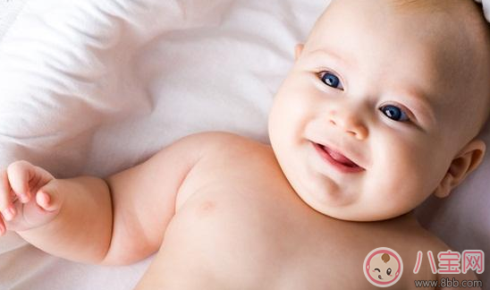 新生兒什么時候能看見東西 新生兒多久會認識媽媽