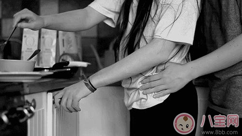 男人在啪啪的時(shí)候?yàn)槭裁聪矚g吻胸 男人啪啪除了摸胸還有哪些行為 男人在啪啪的時(shí)候?yàn)槭裁聪矚g吻胸 男人啪啪除了摸胸還有哪些行為