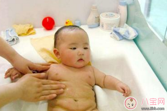 給寶寶喂奶之后洗澡影響消化嗎 什么時(shí)候不適合給小孩洗澡2018