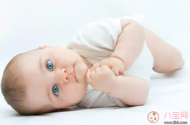 寶寶翻身的三大信號2018 寶寶哪些動作意味著要翻身了