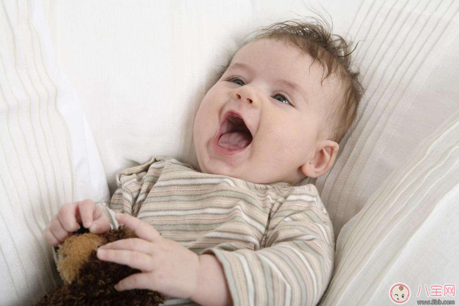 寶寶睡覺睡不安穩怎么辦 怎么避免孩子睡覺踢被子