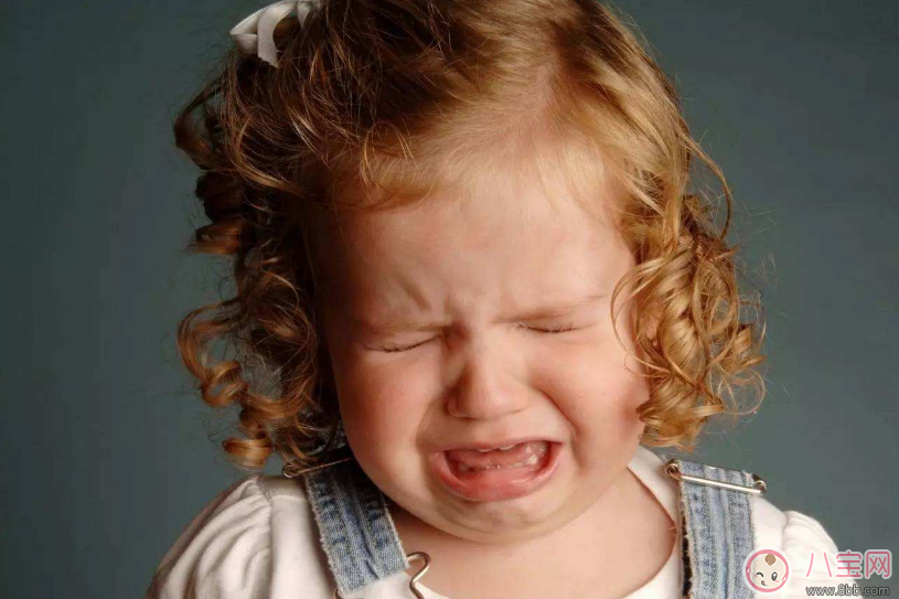 小孩子摔倒了要不要扶 孩子摔倒了要馬上扶起來嗎