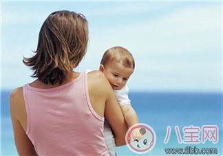 剛生下來的嬰兒怎么抱 抱新生兒需注意哪些問題