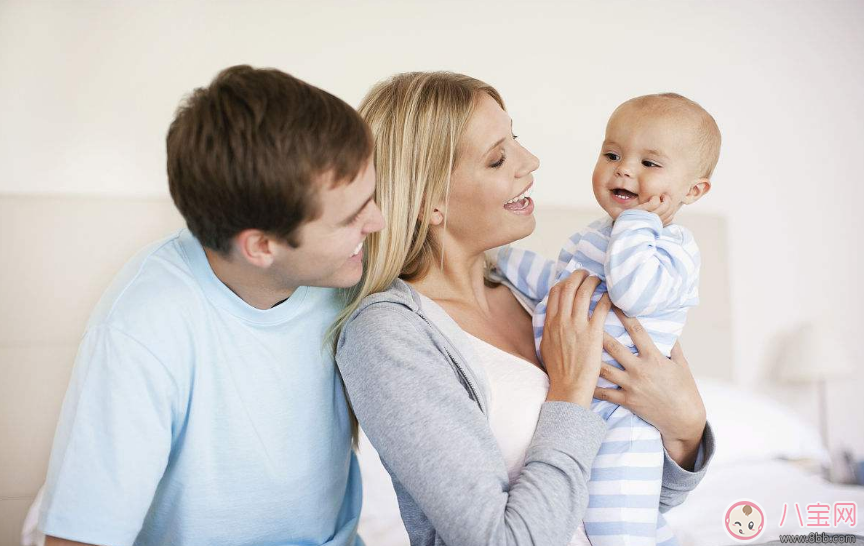 剛生下來的嬰兒怎么抱 抱新生兒需注意哪些問題