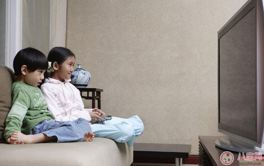 孩子熱愛看電視影響視力怎么辦 孩子的視力不好怎么讓他不看電視