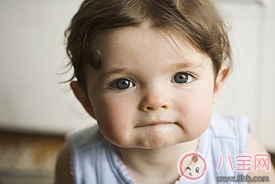 嬰兒應該按時還是按需喂養 一個月嬰兒喂養特點介紹