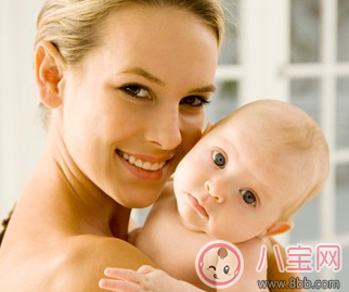 新生兒打嗝嚴重正常嗎 拍嗝的正確方法圖解 新生兒打嗝嚴重正常嗎 拍嗝的正確方法圖解