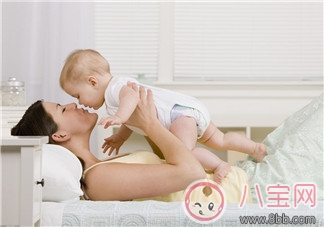 新生兒打嗝嚴重正常嗎 拍嗝的正確方法圖解 新生兒打嗝嚴重正常嗎 拍嗝的正確方法圖解