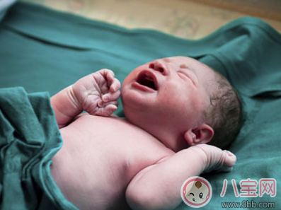 新生兒驚跳怎么回事 寶寶為什么會驚跳