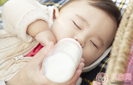 寶寶總是嗆奶怎么辦 預防寶寶嗆奶與應急處理