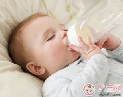 寶寶總是嗆奶怎么辦 預防寶寶嗆奶與應急處理