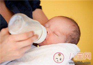 寶寶總是嗆奶怎么辦 預防寶寶嗆奶與應急處理