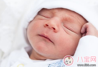 新生兒睡覺容易醒正常嗎 新生兒睡眠淺怎么辦