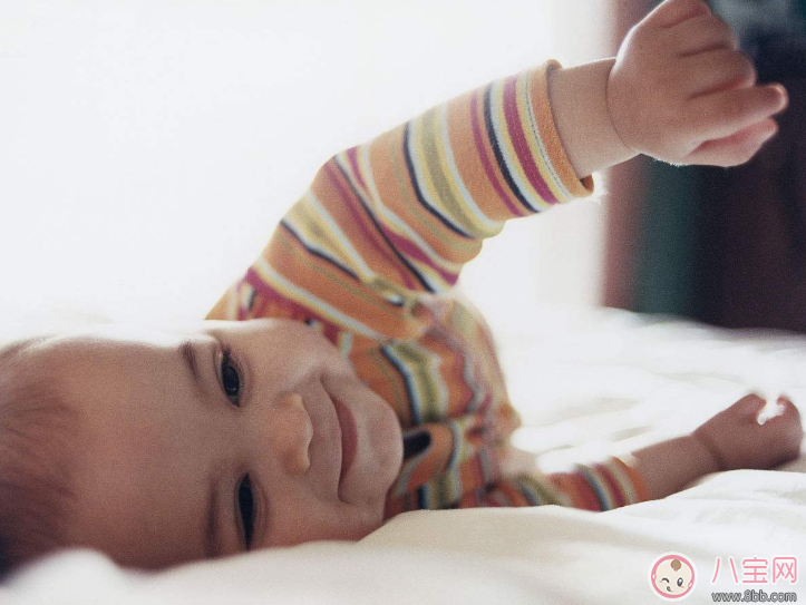 孩子會翻身后翻身就夜醒怎么辦 孩子翻身容易醒怎么安撫
