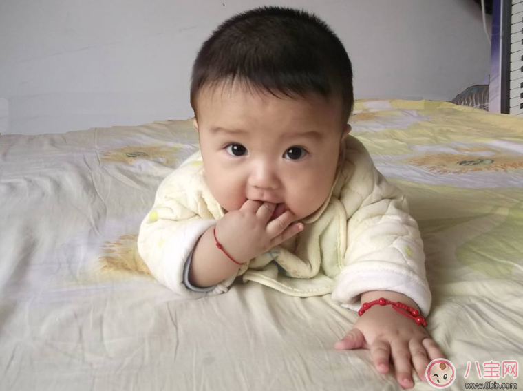 孩子會翻身后翻身就夜醒怎么辦 孩子翻身容易醒怎么安撫