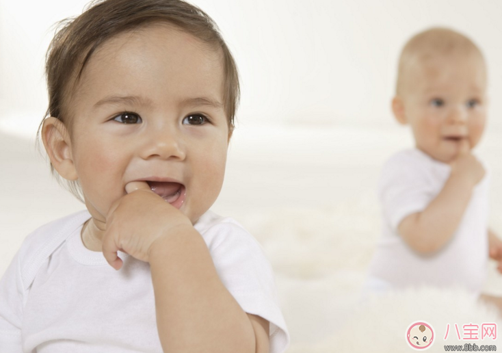 1歲寶寶不會說話正常嗎 寶寶一直咿呀說話怎么辦