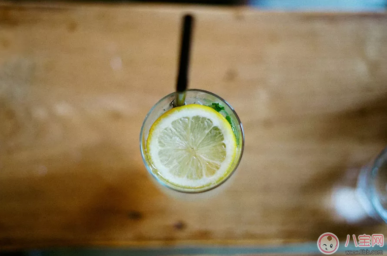 哺乳期能喝檸檬水嗎 檸檬水可以凈化母乳嗎