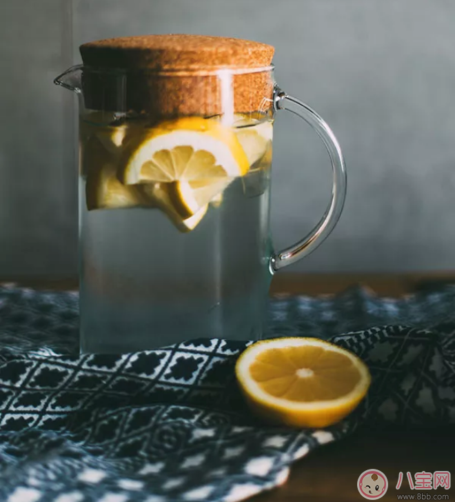 哺乳期能喝檸檬水嗎 檸檬水可以凈化母乳嗎