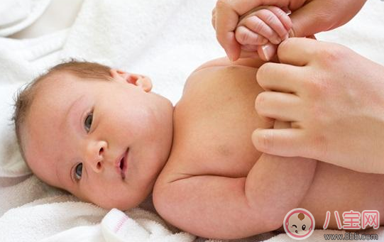 新生兒尿色發紅正常嗎 寶寶尿色發紅怎么回事