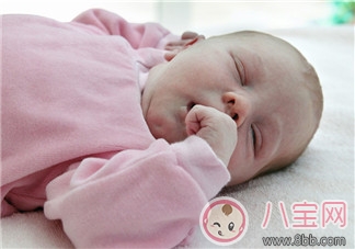 新生兒尿色發紅正常嗎 寶寶尿色發紅怎么回事