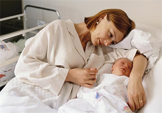 坐月子的時候可以洗頭嗎 生完孩子后應該怎么坐月子