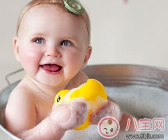 寶寶發(fā)燒用酒精擦拭好不好 孩子發(fā)燒怎樣物理降溫 寶寶發(fā)燒用酒精擦拭好不好 孩子發(fā)燒怎樣物理降溫