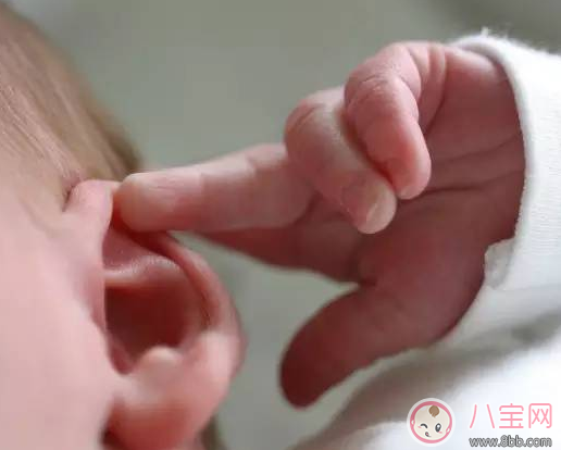 孩子老喊耳朵疼是中耳炎嗎 為什么孩子容易感染中耳炎 孩子老喊耳朵疼是中耳炎嗎 為什么孩子容易感染中耳炎