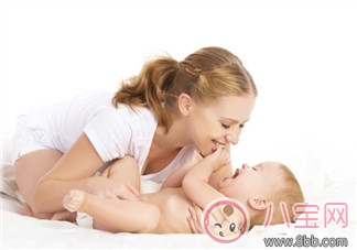 寶寶總是抓耳搖頭怎么回事 寶寶經常抓耳搖頭正常嗎