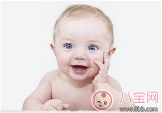 寶寶總是抓耳搖頭怎么回事 寶寶經常抓耳搖頭正常嗎