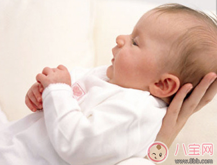 寶寶打嗝是不是吃飽了 怎樣判斷嬰兒是否吃飽