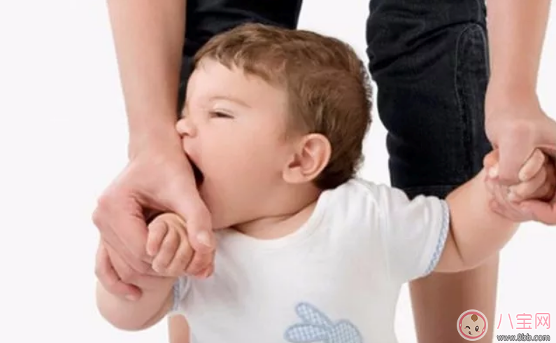 寶寶喜歡咬人怎么回事 寶寶總愛咬人怎么辦 