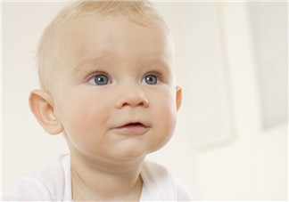 寶寶打嗝是不是吃飽了 怎樣判斷嬰兒是否吃飽