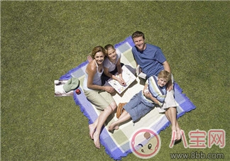 夸老公帶孩子的短語句子 夸爸爸陪伴孩子的說說心情短語