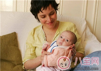 一個月的嬰兒吃奶后老是打嗝怎么回事 如何預防嬰兒打嗝 一個月的嬰兒吃奶后老是打嗝怎么回事 如何預防嬰兒打嗝