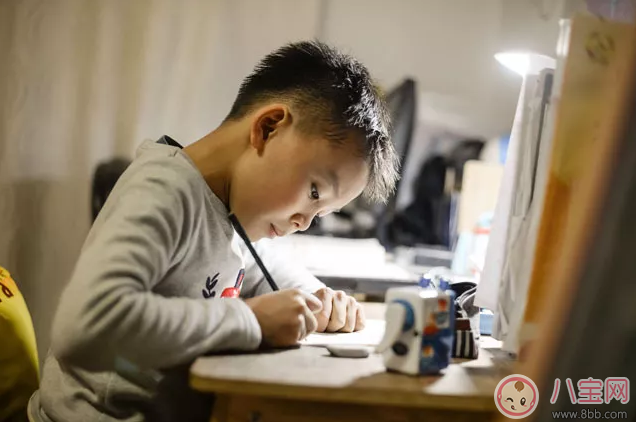 孩子做作業的時候喜歡玩怎么辦 孩子做作業注意力不集中怎么教育