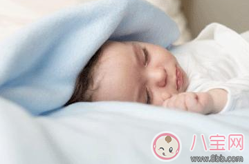 新生兒哭鬧要不要抱 怎樣安撫新生兒睡覺