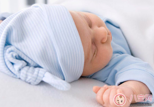 新生兒哭鬧要不要抱 怎樣安撫新生兒睡覺