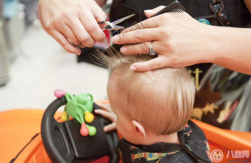 給孩子剪頭發有什么方法 孩子不配合剪頭發怎么辦 給孩子剪頭發有什么方法 孩子不配合剪頭發怎么辦